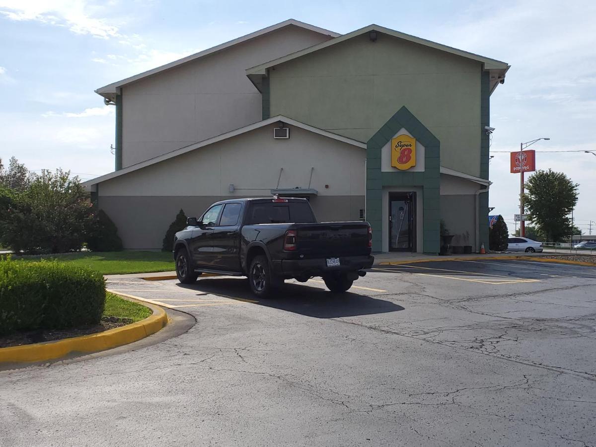 Super 8 By Wyndham Kansas City At Barry Road/Airport Dış mekan fotoğraf