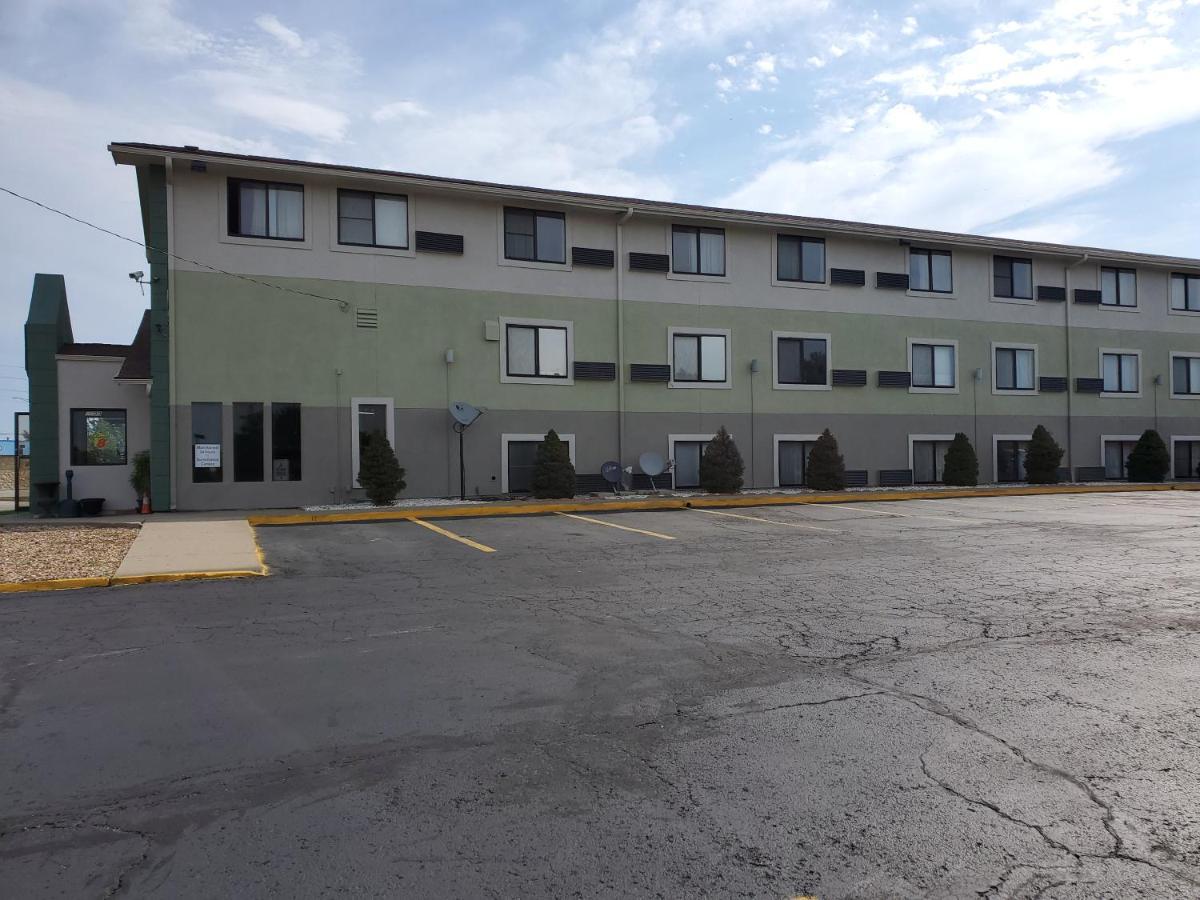 Super 8 By Wyndham Kansas City At Barry Road/Airport Dış mekan fotoğraf
