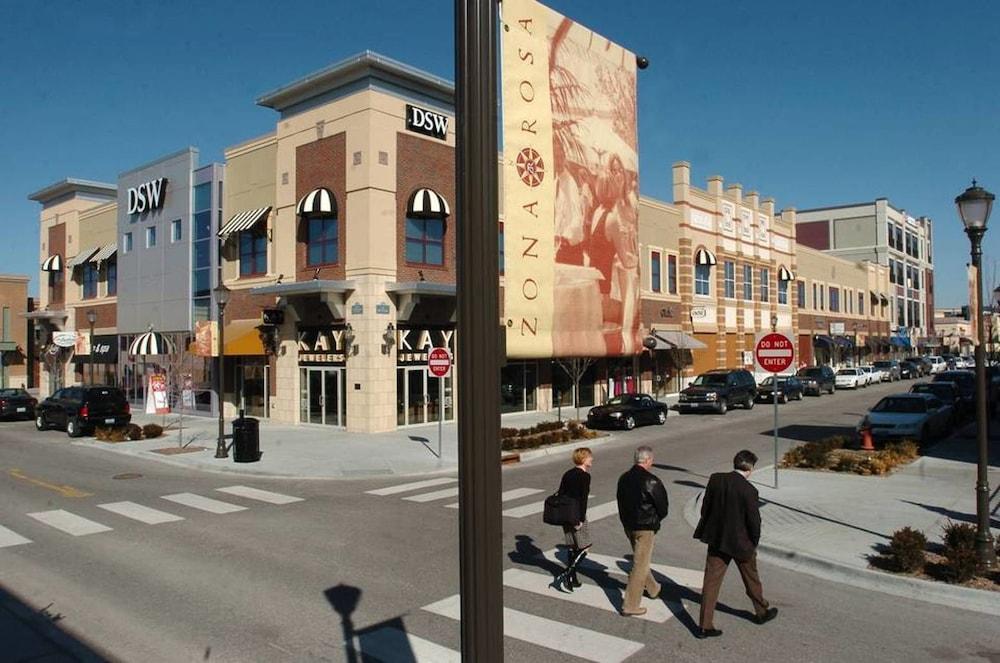 Super 8 By Wyndham Kansas City At Barry Road/Airport Dış mekan fotoğraf