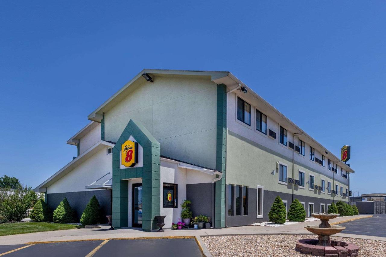 Super 8 By Wyndham Kansas City At Barry Road/Airport Dış mekan fotoğraf