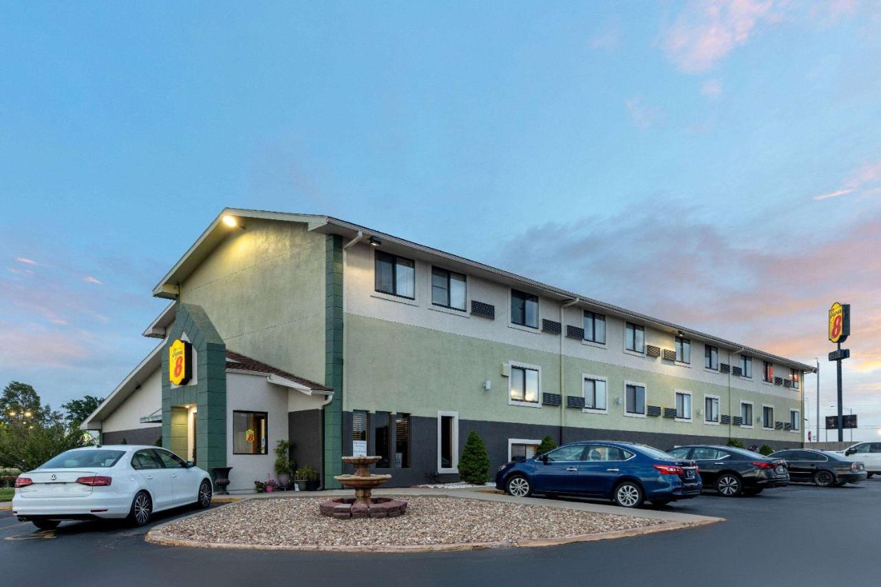 Super 8 By Wyndham Kansas City At Barry Road/Airport Dış mekan fotoğraf