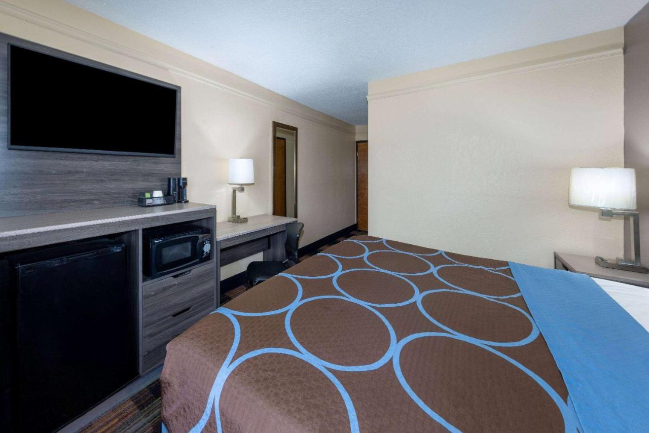 Super 8 By Wyndham Kansas City At Barry Road/Airport Dış mekan fotoğraf