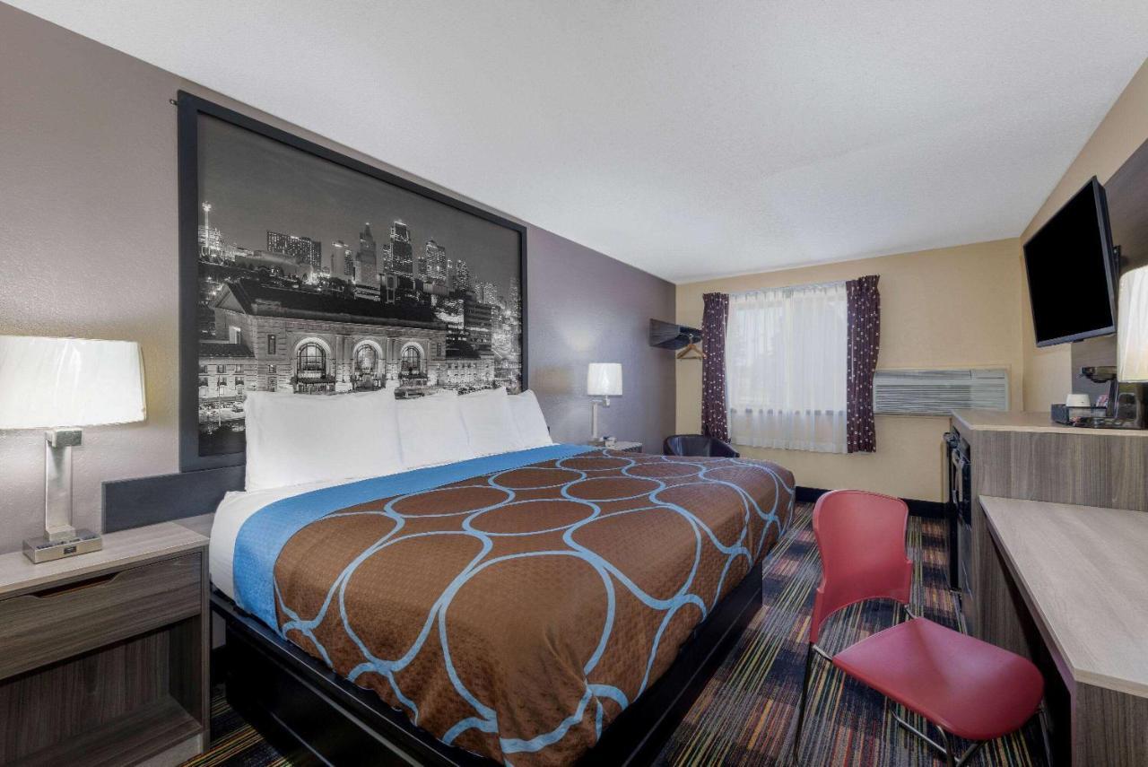 Super 8 By Wyndham Kansas City At Barry Road/Airport Dış mekan fotoğraf