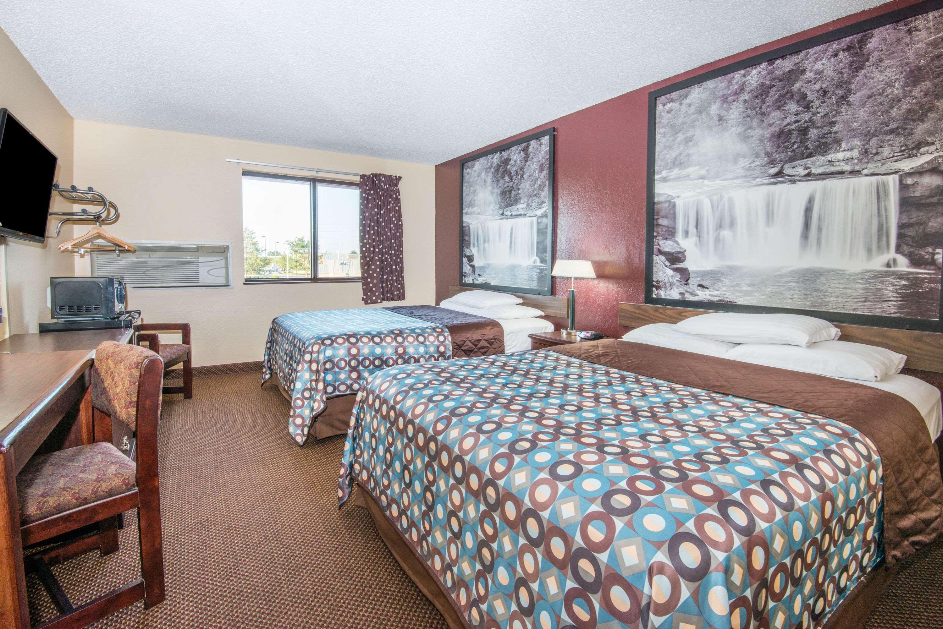 Super 8 By Wyndham Kansas City At Barry Road/Airport Dış mekan fotoğraf