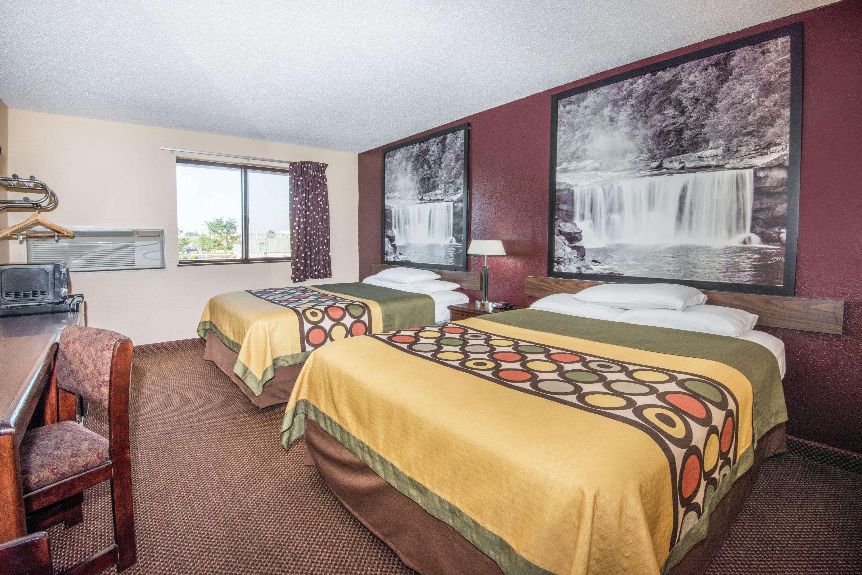 Super 8 By Wyndham Kansas City At Barry Road/Airport Dış mekan fotoğraf
