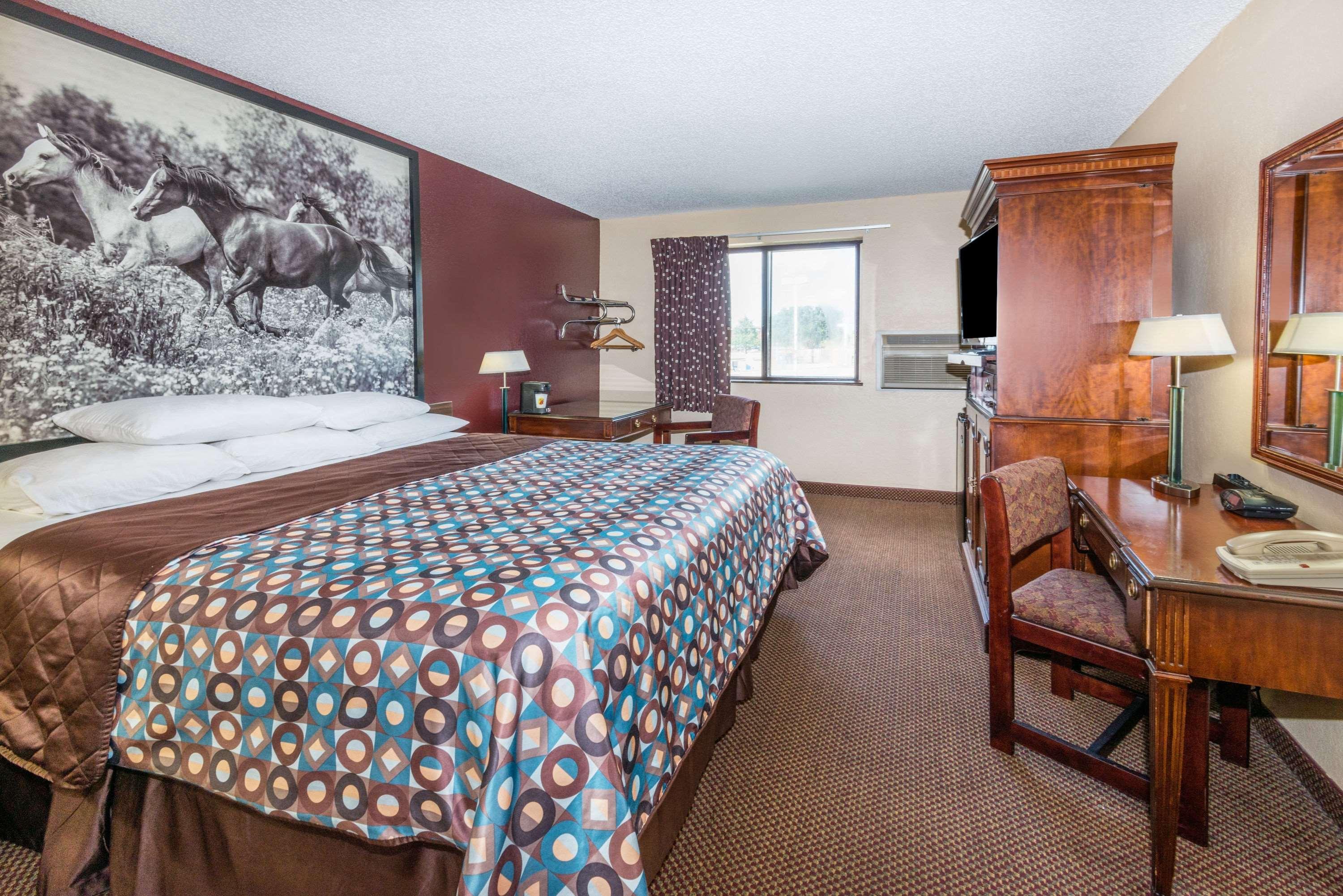 Super 8 By Wyndham Kansas City At Barry Road/Airport Dış mekan fotoğraf