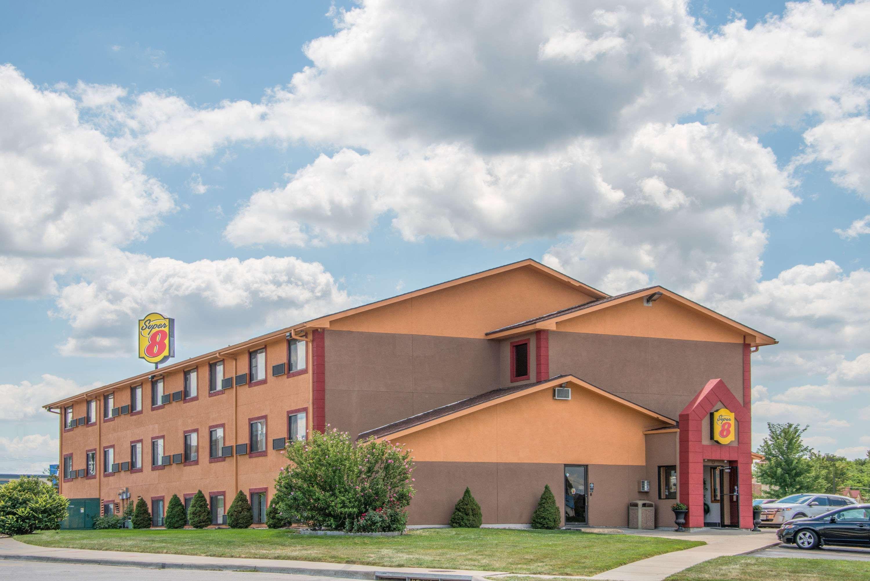 Super 8 By Wyndham Kansas City At Barry Road/Airport Dış mekan fotoğraf