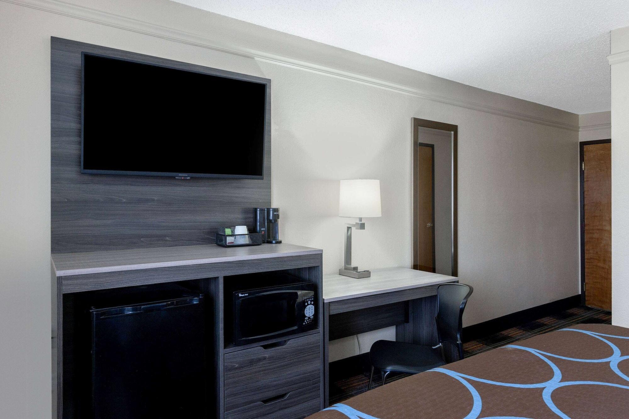 Super 8 By Wyndham Kansas City At Barry Road/Airport Dış mekan fotoğraf