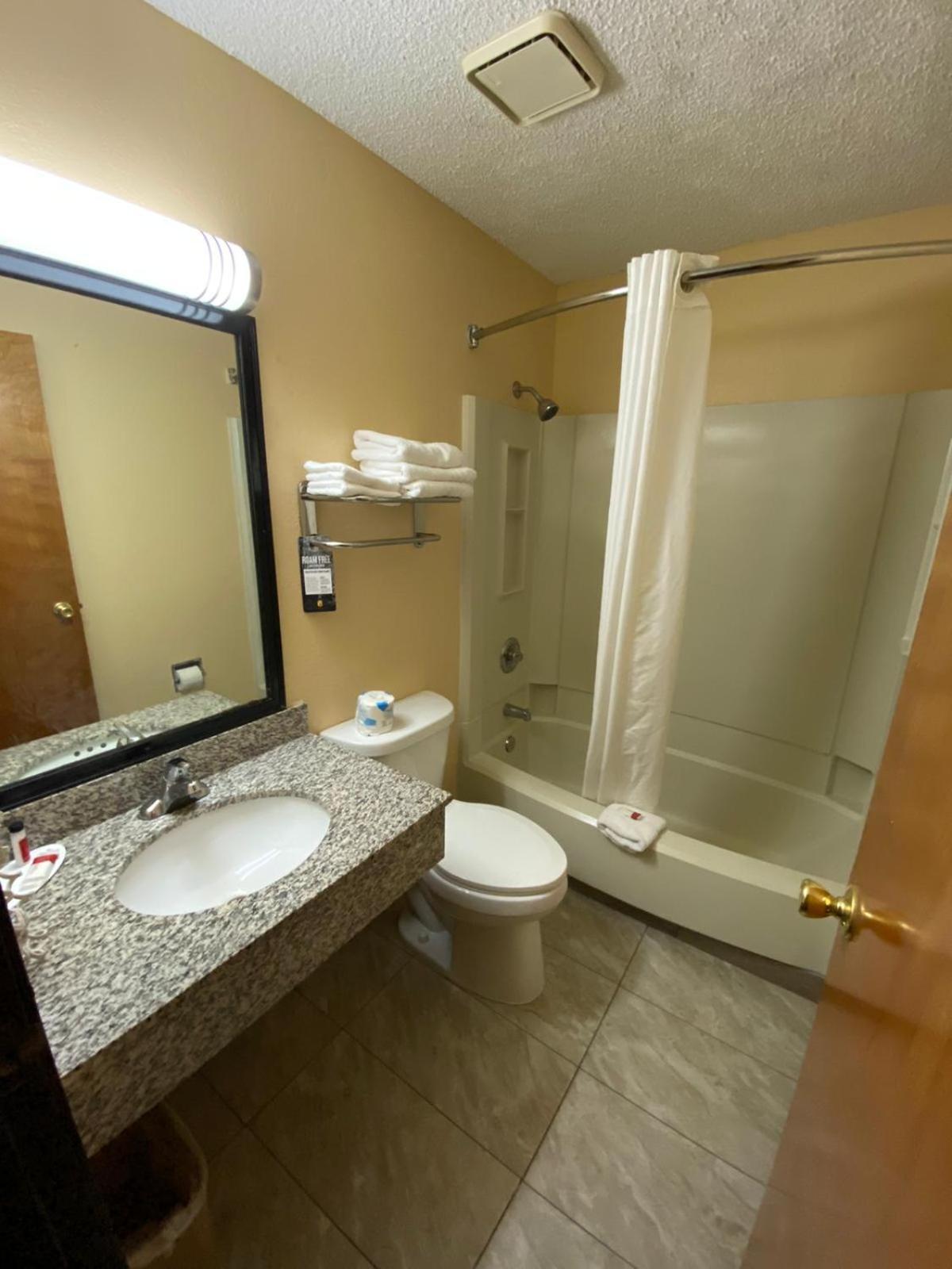 Super 8 By Wyndham Kansas City At Barry Road/Airport Dış mekan fotoğraf