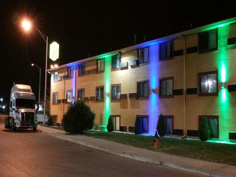 Super 8 By Wyndham Kansas City At Barry Road/Airport Dış mekan fotoğraf