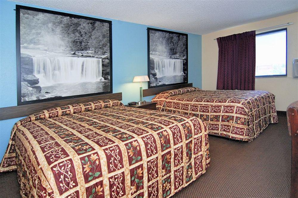Super 8 By Wyndham Kansas City At Barry Road/Airport Dış mekan fotoğraf