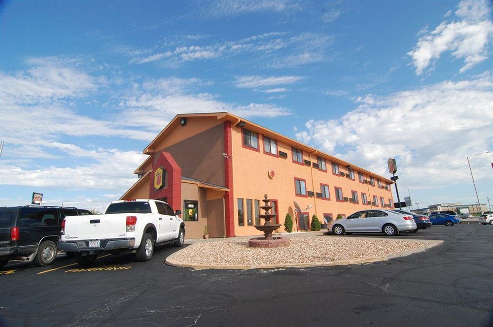 Super 8 By Wyndham Kansas City At Barry Road/Airport Dış mekan fotoğraf