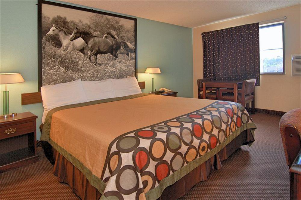 Super 8 By Wyndham Kansas City At Barry Road/Airport Dış mekan fotoğraf