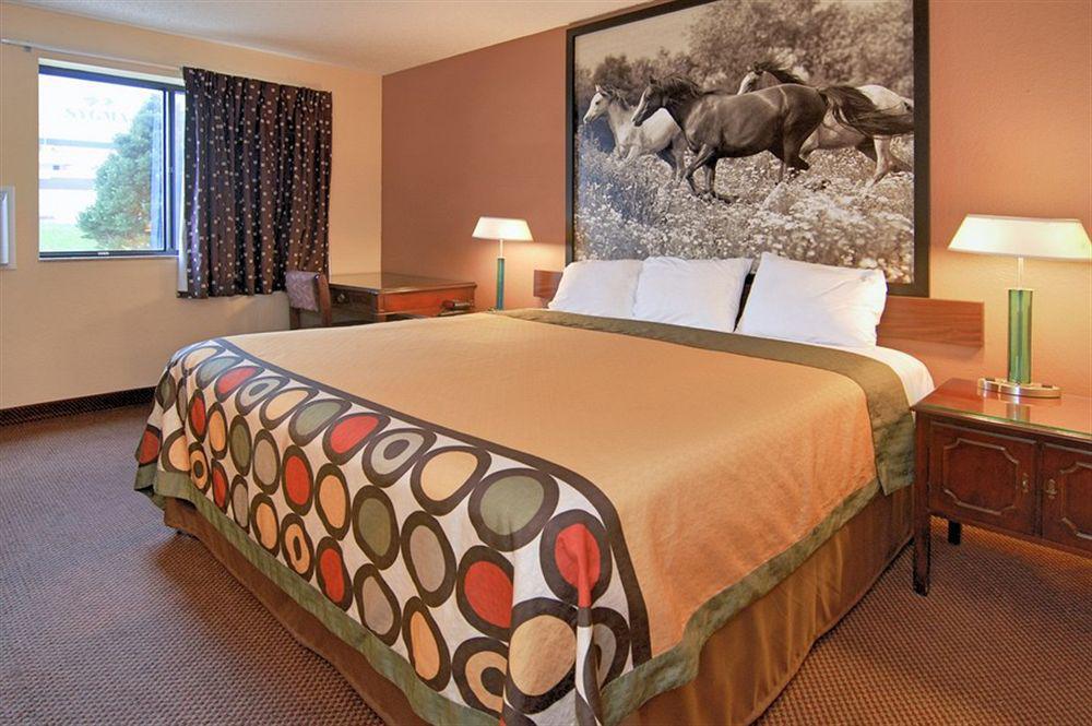 Super 8 By Wyndham Kansas City At Barry Road/Airport Dış mekan fotoğraf